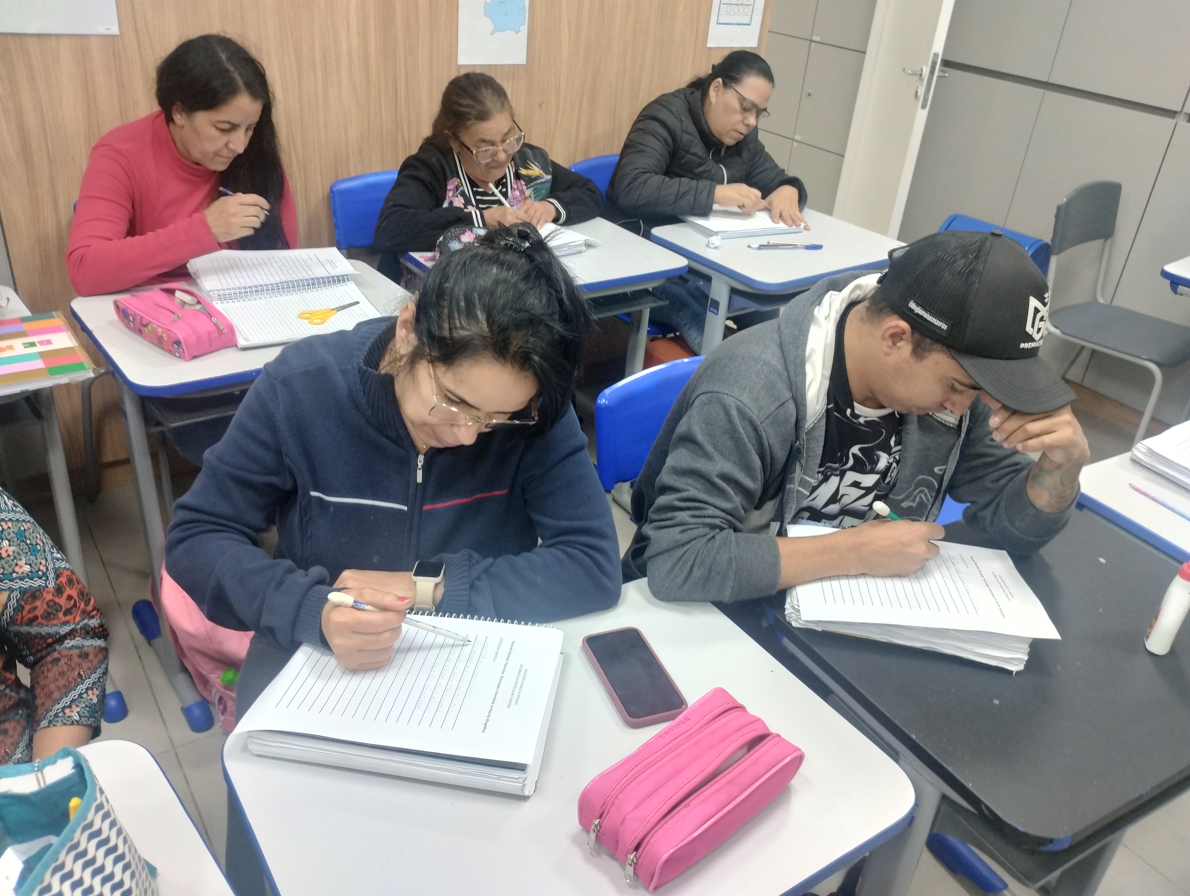 MARLENE E SUA TURMA 2C, EM SALA DE AULA COM REGÊNCIA DA PROFESSORA VANESSA NUNES, ESBOÇANDO IDEIAS P